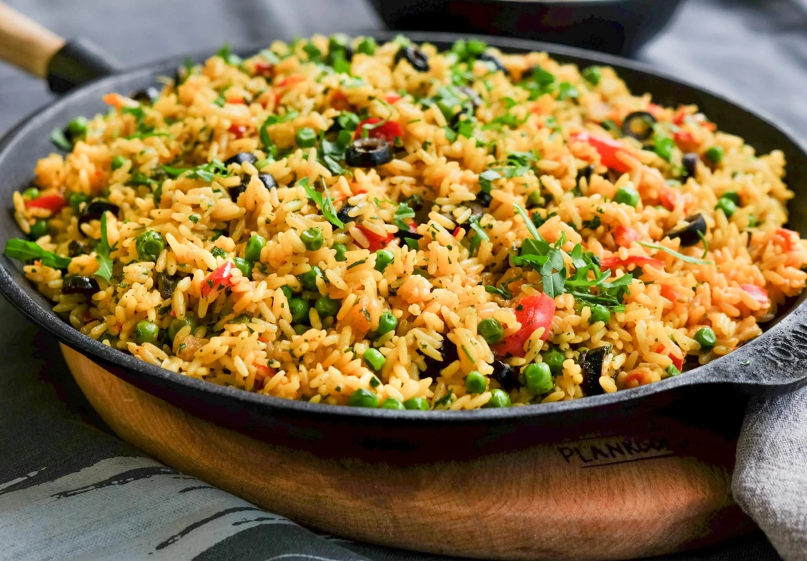 Receta Saludable: Arroz con Verduras al Estilo Mediterráneo