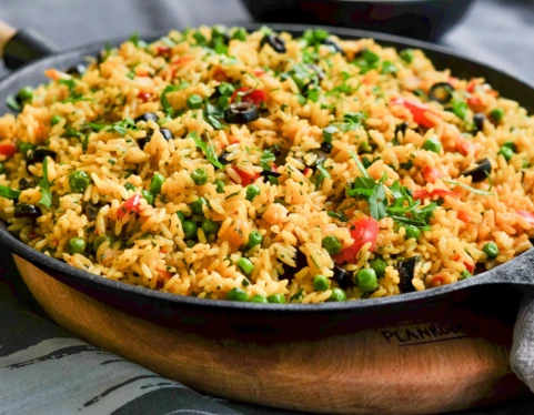 Receta Saludable: Arroz con Verduras al Estilo Mediterráneo