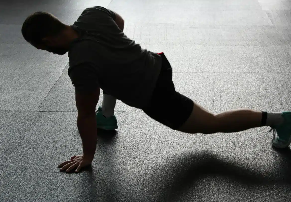 Cómo perder grasa abdominal si eres hombre: guía realista y sin mitos