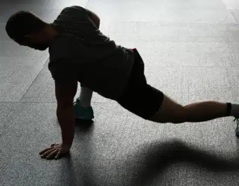 Cómo perder grasa abdominal si eres hombre: guía realista y sin mitos