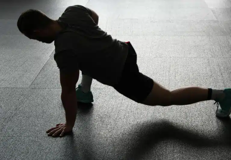 Cómo perder grasa abdominal si eres hombre: guía realista y sin mitos