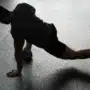 Cómo perder grasa abdominal si eres hombre: guía realista y sin mitos